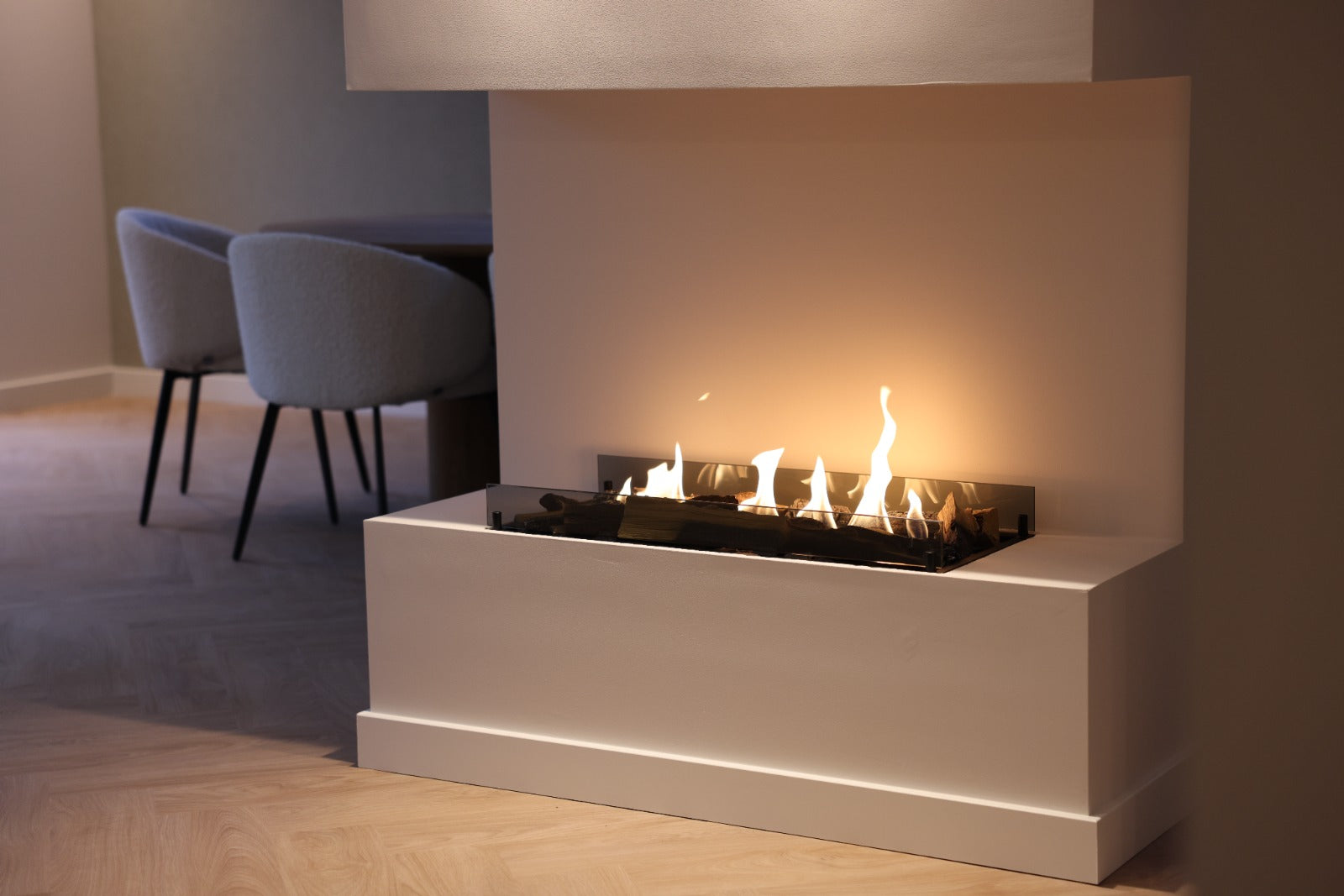 Bio-ethanol haard geeft directe warmte in moderne woonkamer