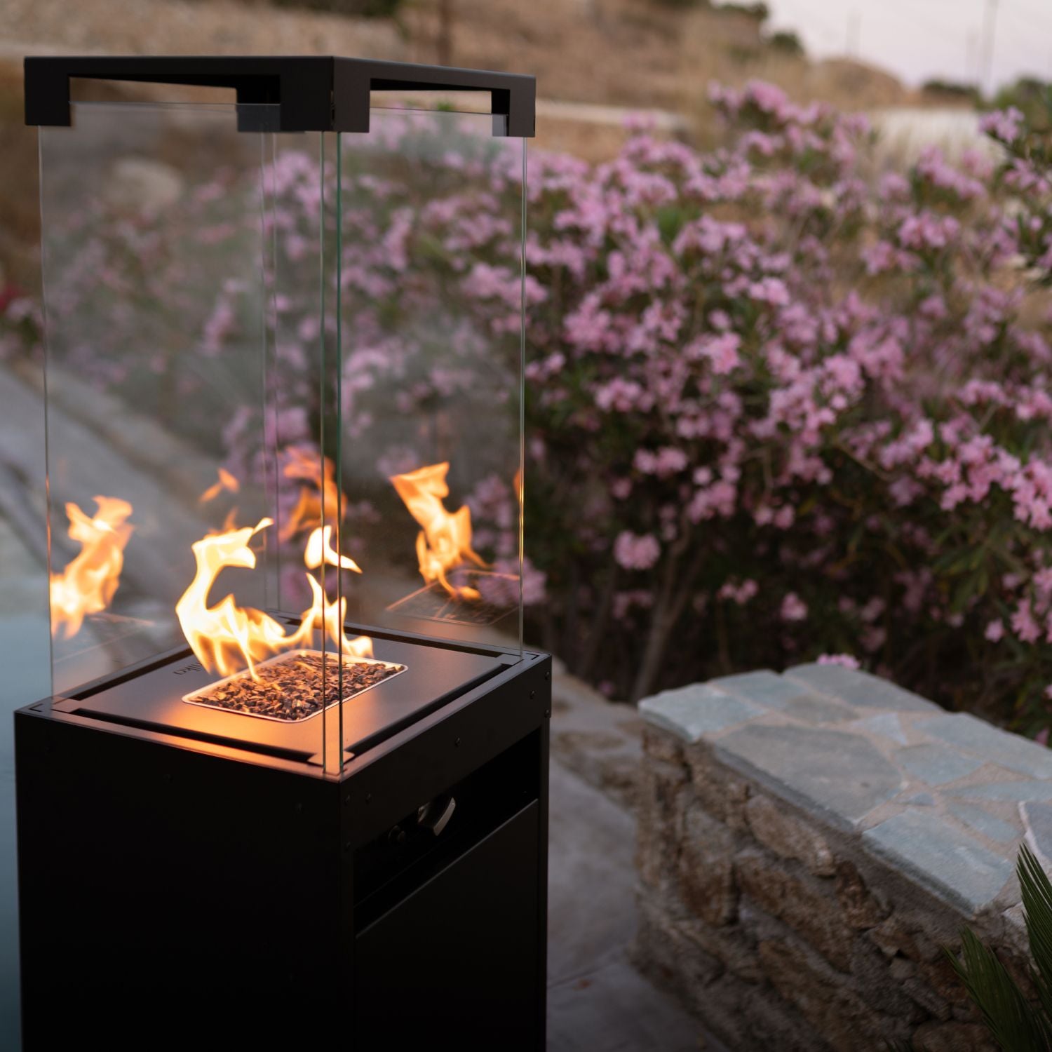 Moderne buiten gashaard Planika Faro met 360 graden vuurzicht en elegante afwerking