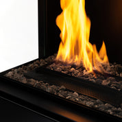 close-up van Planika Arcticon automatische bio-ethanol brander met decoratieve stenen en glas