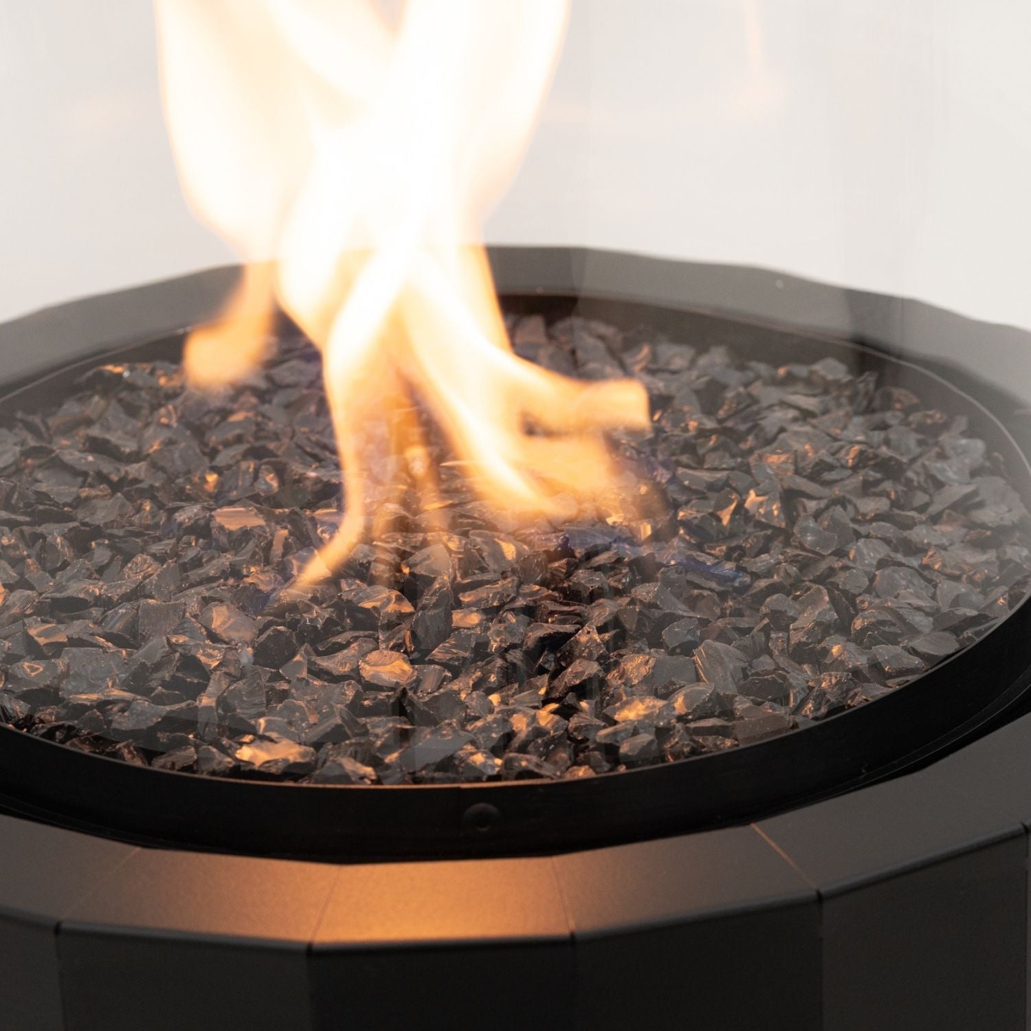 Moderne ronde Planika Bino gashaard met stenen branderbed en sfeervolle vlammen
