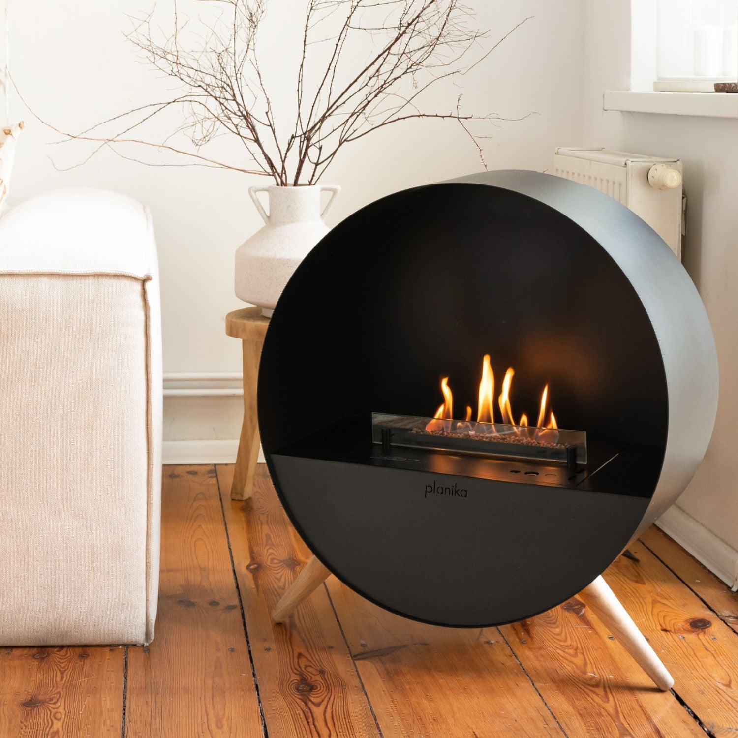 Planika Bubble Floor bio-ethanol kachel met veiligheidsglas en lichte vlammen