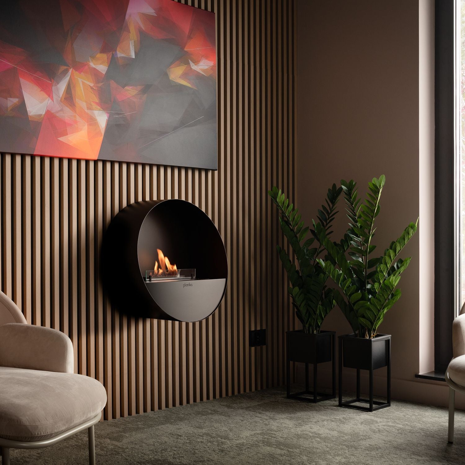 Planika Bubble Wall bio-ethanol haard in zwart rond design, opgehangen aan wand met zichtbare vlammen