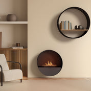 Ronde Planika Bubble Wall bio-ethanol haard gemonteerd in moderne woonkamer