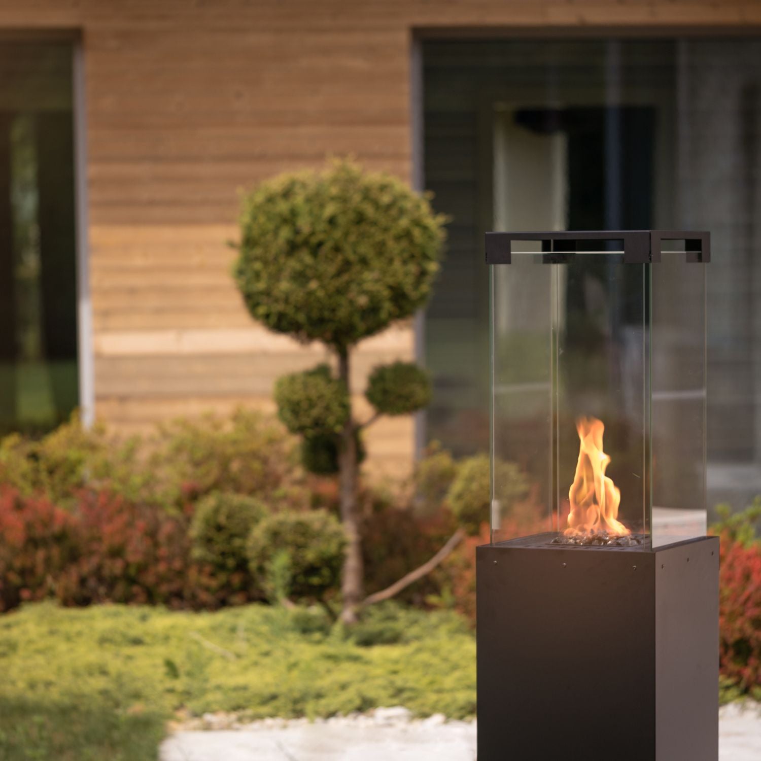 Moderne Planika Faro gashaard op terras met planten en loungehoek