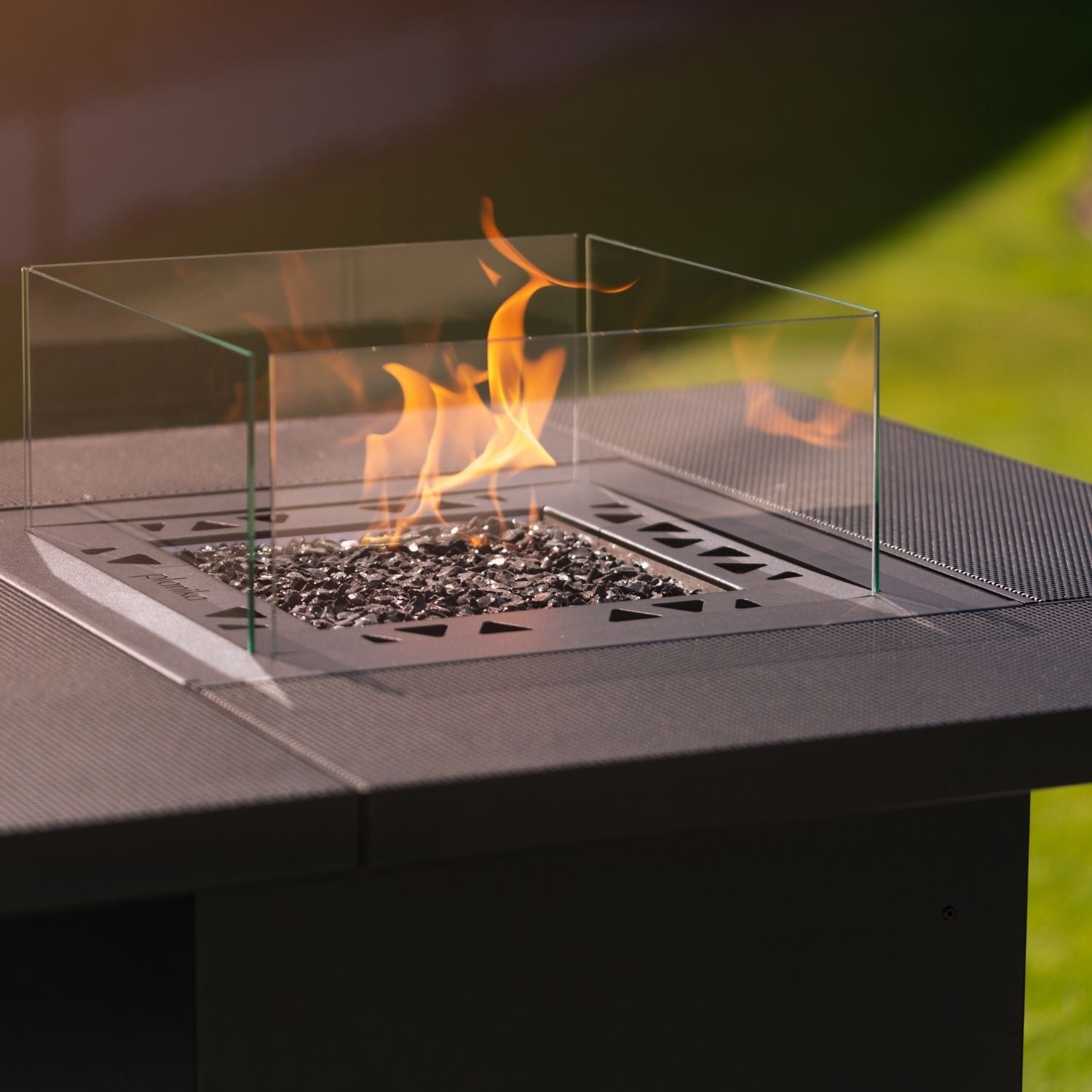 Vierkante buitenhaard van Planika met verwijderbare tafelbladen en krachtige vlam