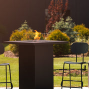 Design statafel met haard van Planika in moderne tuin of horecaterras