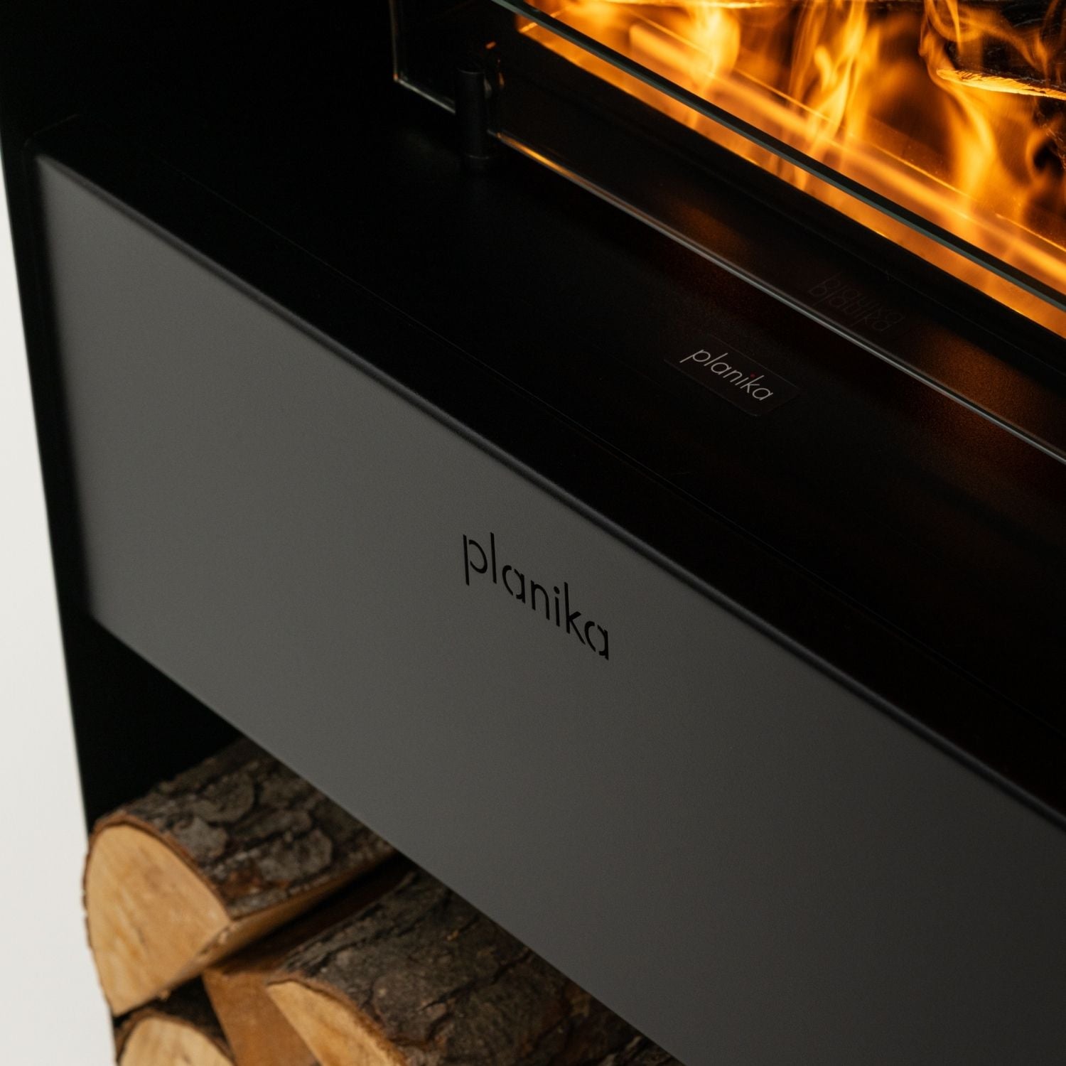 Veiligheidsglas van de Planika Steamy waterdamphaard zorgt voor stabiele vlammen