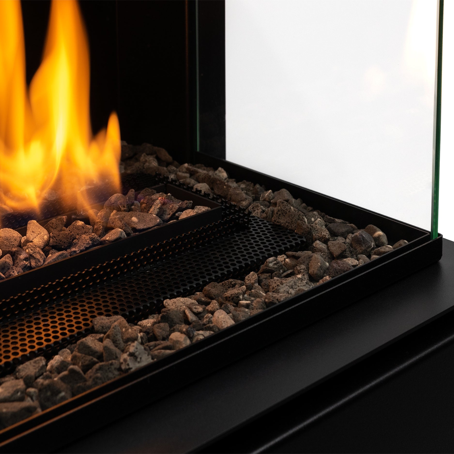 Kolomvormige Planika Arcticon haard met hittebestendig glas en bio-ethanol brander